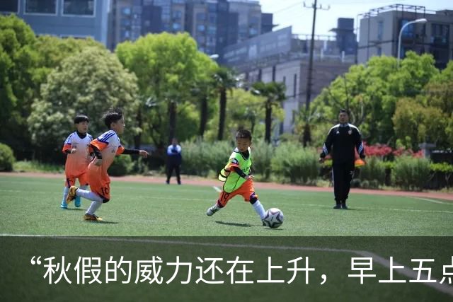 “秋假的威力还在上升，早上五点的机场全是家长和孩子”